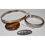 A GROUP OF ITEMS TO INCLUDE A BIRMINGHAM SILVER BANGLE, WHITE METAL AND BLUE ENAMEL 'BABY' BROOCH,