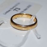 AN 18CT GOLD WEDDING RING, SIZE L, 3.9GRAMS