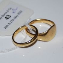 AN 18CT GOLD SIGNET RING AND AN 18CT GOLD WEDDING RING, GROSS WEIGHT 14.5GRAMS