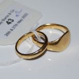 AN 18CT GOLD SIGNET RING AND AN 18CT GOLD WEDDING RING, GROSS WEIGHT 14.5GRAMS