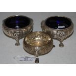 A PAIR OF VICTORIAN LONDON SILVER SALTS, WITH LIONS MASK AND THREE HAIRY PAW FEET, BOTH WITH BLUE