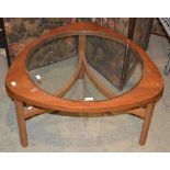 A MID CENTURY TEAK COFFEE TABLE WITH GLASS INSERT TOP