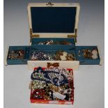 A JEWELLERY BOX CONTAINING A LARGE COLLECTION OF ASSORTED COSTUME JEWELLERY TOGETHER WITH A BOX OF