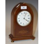AN EDWARDIAN MAHOGANY AND BRASS LINED MANTLE CLOCK, MUNSEY & CO, CAMBRIDGE WITH BLACK AND WHITE
