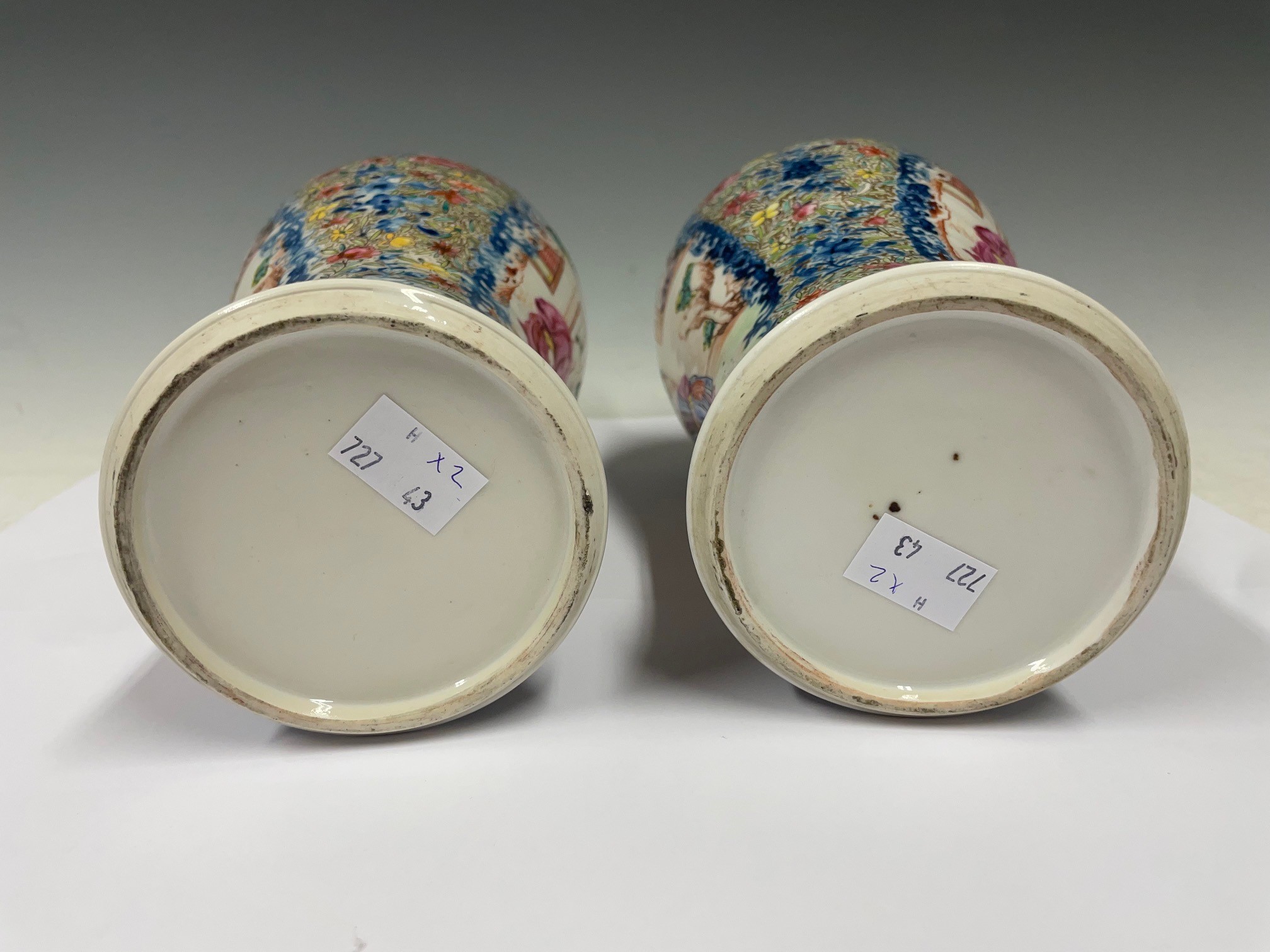 A PAIR OF CHINESE PORCELAIN BLUE AND WHITE JARS AND COVERS, QING DYNASTY, WITH FAMILLE ROSE ENAMEL - Image 7 of 7
