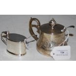 AN ANTIQUE LONDON SILVER MUSTARD POT WITH BLUE GLASS LINER AND ASSOCIATED MUSTARD SPOON, TOGETHER