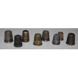 A COLLECTION OF THIMBLES TO INCLUDE THREE HALLMARKED SILVER EXAMPLES, A STERLING SILVER EXAMPLE
