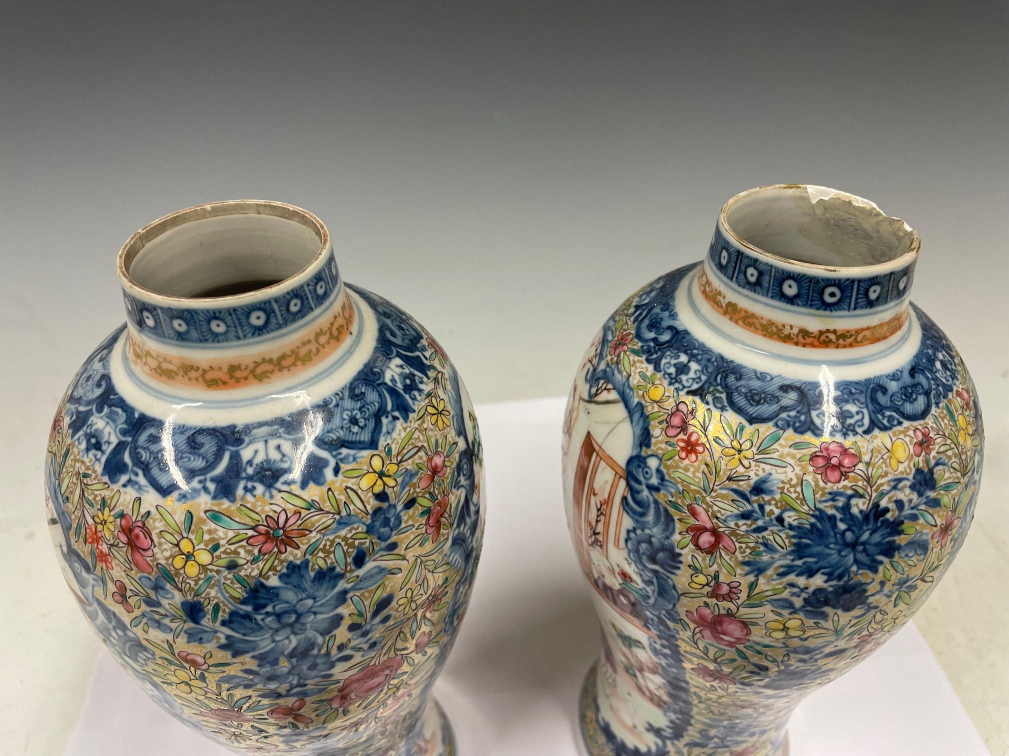 A PAIR OF CHINESE PORCELAIN BLUE AND WHITE JARS AND COVERS, QING DYNASTY, WITH FAMILLE ROSE ENAMEL - Image 6 of 7