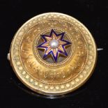 A VICTORIAN YELLOW METAL BLUE ENAMEL AND SPLIT PEARL CIRCULAR BROOCH IN THE ETRUSCAN STYLE