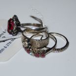 FOUR ASSORTED RINGS TO INCLUDE TWO 9CT WHITE GOLD RINGS, A WHITE METAL FIVE STONE RING STAMPED '750'