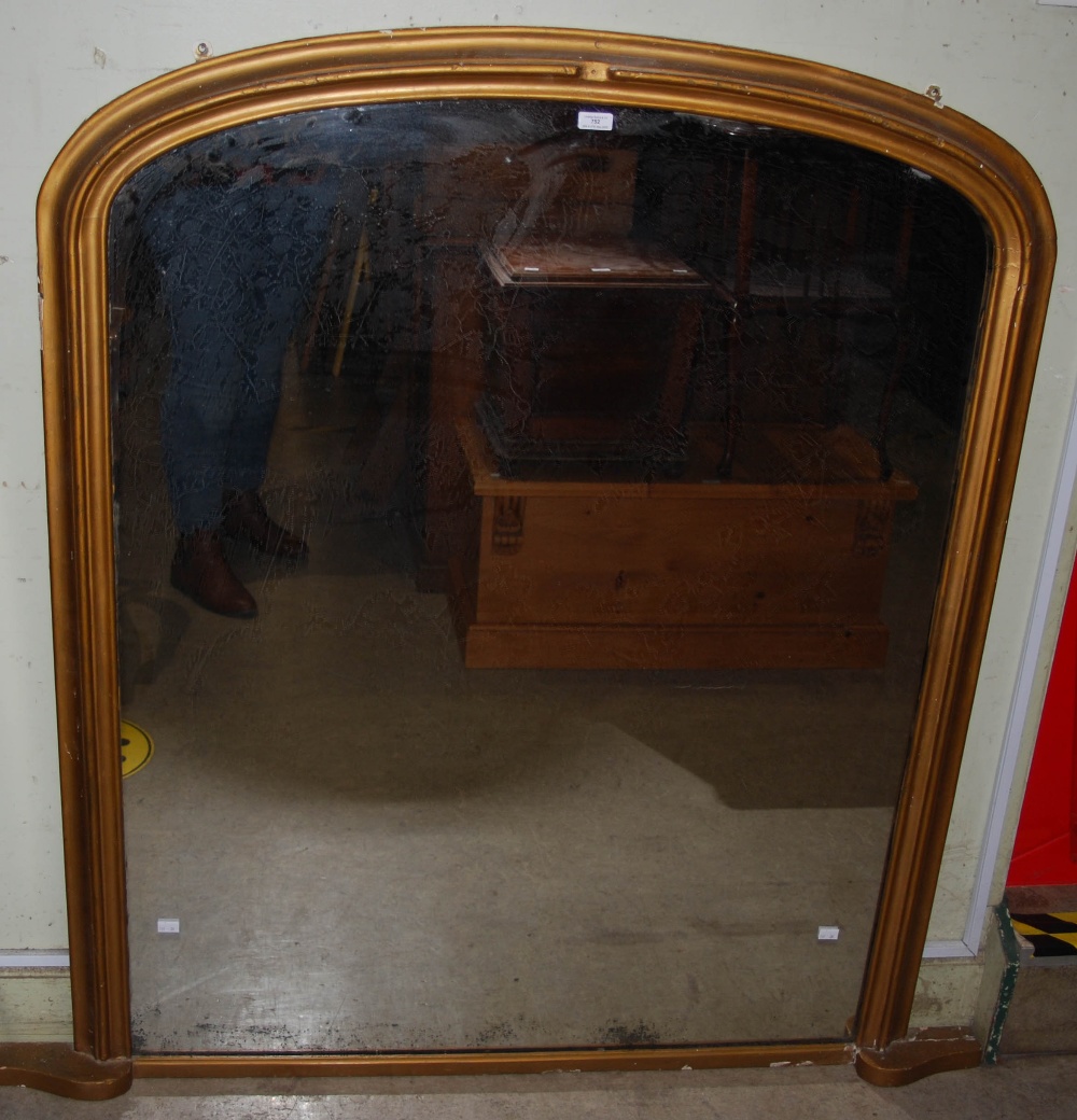 A LATE 19TH CENTURY GILT WOOD OVER MANTEL MIRROR OF RECTANGULAR FORM WITH ARCHED TOP