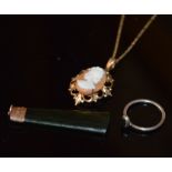 A 9CT GOLD MOUNTED CAMEO PENDANT AND CHAIN, A 9CT GOLD MOUNTED NEPHRITE PENDANT AND A WHITE METAL