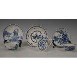 A GROUP OF 18TH CENTURY BLUE AND WHITE WORCESTER PORCELAIN COMPRISING TWO ASSORTED TEA BOWLS AND