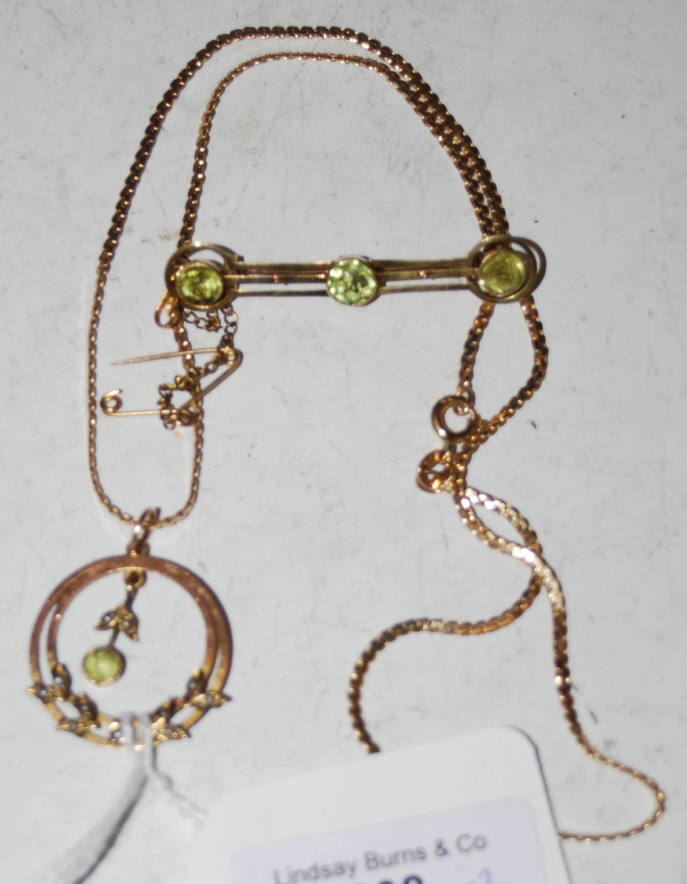 A YELLOW METAL, SPLIT PEARL AND PERIDOT PENDANT SUSPENDED ON 9CT GOLD CHAIN TOGETHER WITH A YELLOW