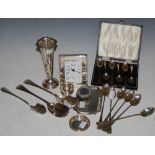 A COLLECTION OF ASSORTED SILVER TO INCLUDE BIRMINGHAM SILVER BUD VASE, SILVER MOUNTED HARRODS DESK