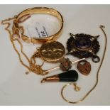 A COLLECTION OF JEWELLERY TO INCLUDE 9CT GOLD HINGED BANGLE, 9CT GOLD CIRCULAR LOCKET SUSPENDED ON