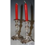 A PAIR OF EDWARDIAN SILVER CANDLESTICKS, BIRMINGHAM, 1900 WITH EMBOSSED FOLIATE DETAILS AND
