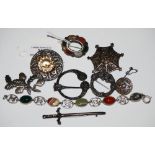 A COLLECTION OF ASSORTED SCOTTISH JEWELLERY TO INCLUDE WHITE METAL AND AGATE BRACELET, WHITE METAL