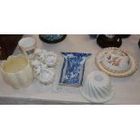 A COLLECTION OF CERAMICS TO INCLUDE A BELLEEK PORCELAIN CACHE POT, AN AYNSLEY PEMBROOK PATTERN VASE,