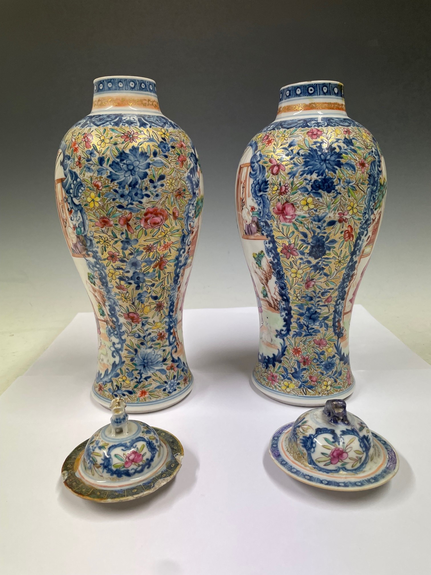 A PAIR OF CHINESE PORCELAIN BLUE AND WHITE JARS AND COVERS, QING DYNASTY, WITH FAMILLE ROSE ENAMEL - Image 5 of 7