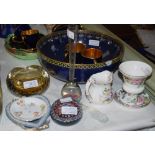 A COLLECTION OF ASSORTED CERAMICS AND GLASSWARE TO INCLUDE WEDGWOOD JASPERWARE HEART SHAPED DISH,