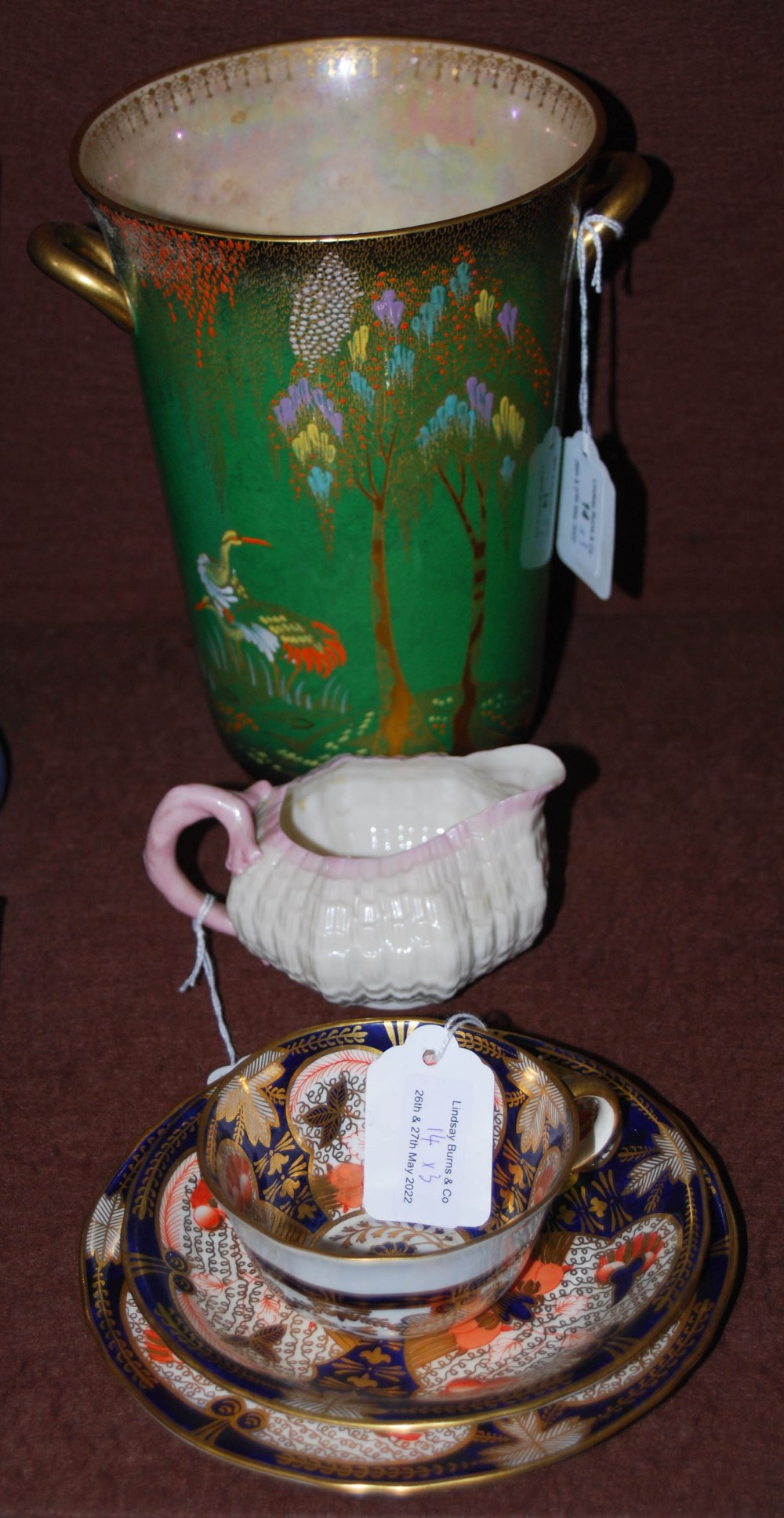 A COLLECTION OF CERAMICS TO INCLUDE CARLTONWARE VERT ROYALE TWIN HANDLED CROCKERY VASE DECORATED