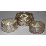 A LATE 19TH/EARLY 20TH CENTURY BURMESE SILVER BOWL WITH EMBOSSED DECORATION OF FIGURES TOGETHER WITH