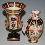 A ROYAL CROWN DERBY TWIN HANDLED URN SHAPED VASE, 13CM HIGH, TOGETHER WITH ANOTHER ROYAL CROWN DERBY