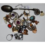 A BIRMINGHAM SILVER TEA SPOON, TOGETHER WITH VARIOUS SHIRT STUDS, CUFFLINKS, BROOCHES, RINGS,