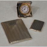 A GROUP OF SILVER TO INCLUDE A BIRMINGHAM SILVER CASED TRAVELLING CLOCK WITH ARABIC NUMERAL DIAL AND