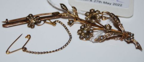 A 9CT GOLD AND SPLIT PEARL SHAMROCK BAR BROOCH TOGETHER WITH A YELLOW METAL AND SPLIT PEARL FLOWER