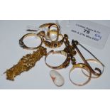 A COLLECTION OF ASSORTED 9CT AND 18CT GOLD JEWELLERY TO INCLUDE RINGS, BROOCHES ETC, GROSS WEIGHT