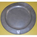AN 18TH CENTURY LARGE PEWTER PLATE / CHARGER, THE BASE WITH IMPRESSED MARKS INCLUDING A TWICE STRUCK