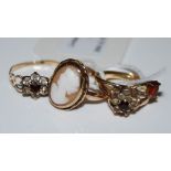 FOUR ASSORTED RINGS TO INCLUDE A 9CT GOLD CAMEO SET RING, ANOTHER 9CT GOLD FLOWER CLUSTER RING,