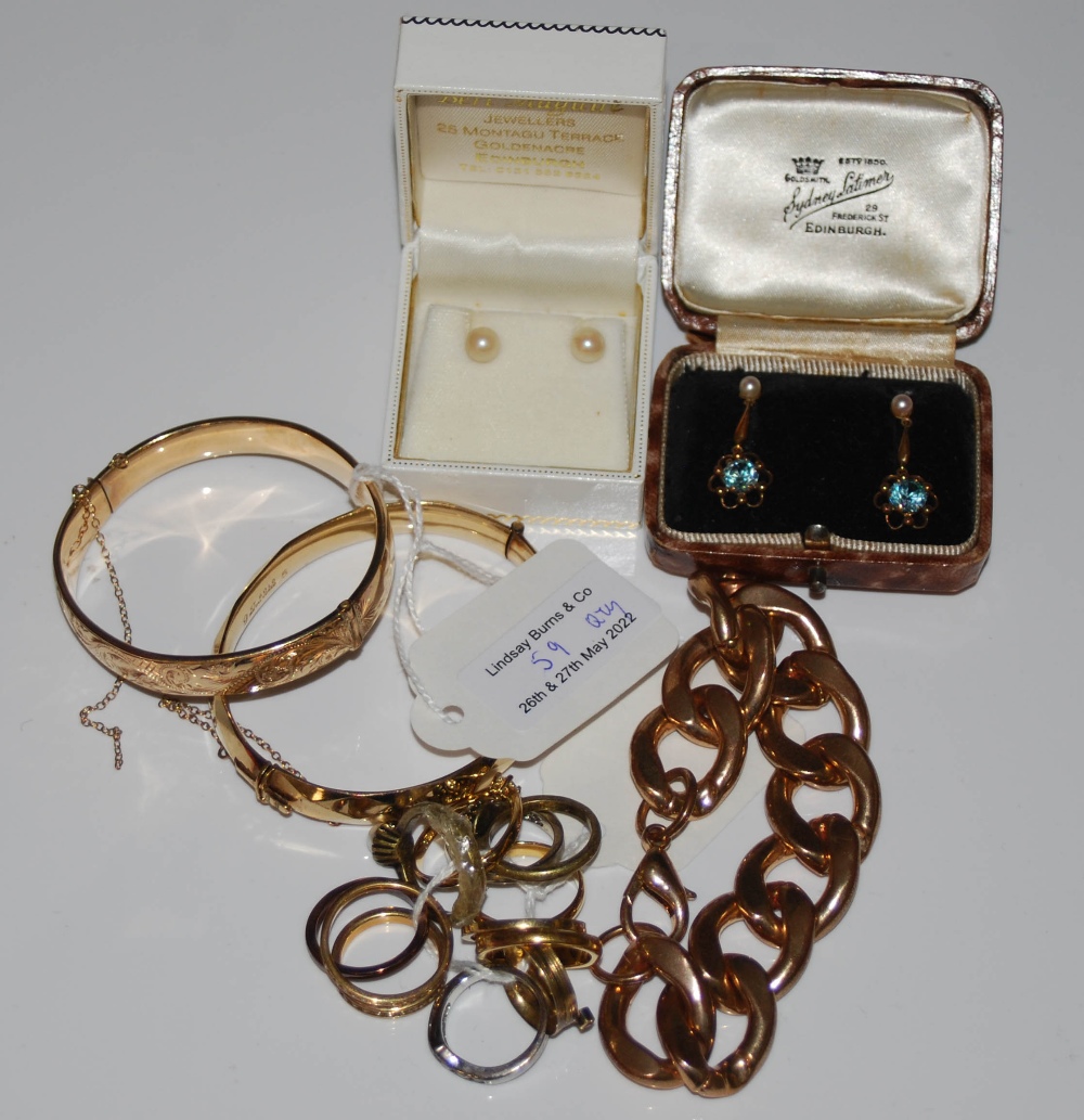 A COLLECTION OF ASSORTED JEWELLERY TO INCLUDE TWO 9CT GOLD PLATED BANGLES, A YELLOW METAL LINK