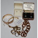 A COLLECTION OF ASSORTED JEWELLERY TO INCLUDE TWO 9CT GOLD PLATED BANGLES, A YELLOW METAL LINK