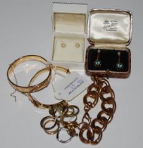 A COLLECTION OF ASSORTED JEWELLERY TO INCLUDE TWO 9CT GOLD PLATED BANGLES, A YELLOW METAL LINK