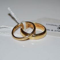 AN 18CT GOLD WEDDING RING, SIZE O, TOGETHER WITH ANOTHER YELLOW METAL RING STAMPED '18', SIZE L