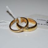 AN 18CT GOLD WEDDING RING, SIZE O, TOGETHER WITH ANOTHER YELLOW METAL RING STAMPED '18', SIZE L