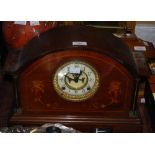 AN EDWARDIAN MAHOGANY AND MARQUETRY INLAID MANTLE CLOCK, THE CIRCULAR DIAL WITH ARABIC NUMERALS