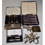 A COLLECTION OF ASSORTED SILVER WARE TO INCLUDE A CASED SET OF SIX SHEFFIELD SILVER PISTOL HANDLED