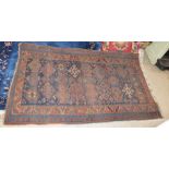 A LATE 19TH / EARLY 20TH CENTURY PERSIAN RUG, THE RECTANGULAR BLUE GROUND DECORATED WITH TWO ROWS OF