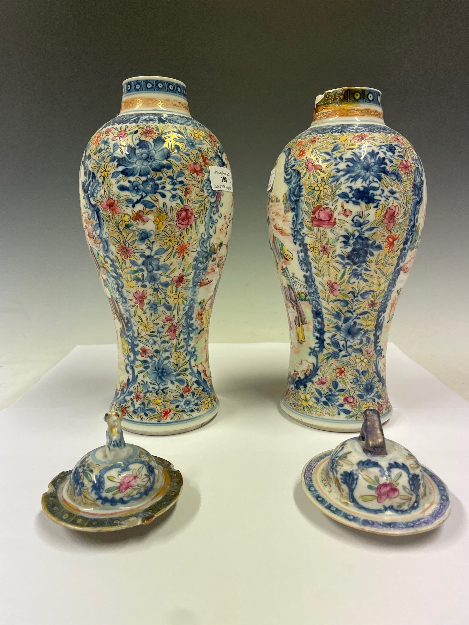 A PAIR OF CHINESE PORCELAIN BLUE AND WHITE JARS AND COVERS, QING DYNASTY, WITH FAMILLE ROSE ENAMEL - Image 3 of 7