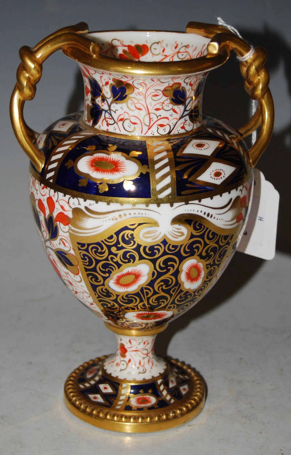 A 19TH CENTURY DAVENPORT IMARI PATTERNED TWIN HANDLED URN, 19CM HIGH