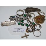 A COLLECTION OF ASSORTED COSTUME JEWELLERY TO INCLUDE A CHESTER SILVER AND ENAMEL WISHBONE AND
