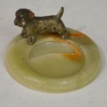 AN EARLY 20TH CENTURY ONYX AND COLD PAINTED BRONZE CENDRIER MOUNTED WITH FIGURE OF A TERRIER DOG