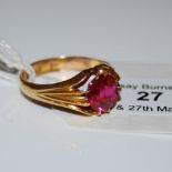 A CHINESE YELLOW METAL AND SYNTHETIC RUBY SET RING, SIZE S