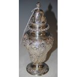 AN OVERSIZED EDWARDIAN SILVER SUGAR CASTOR, LONDON, 1903, MAKERS MARK C.S OVER H, 21.5CM HIGH, 10.