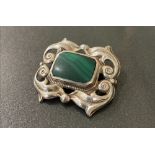 A SILVER AND MALACHITE SET BROOCH, IN THE MANNER OF GEORG JENSON, 3.5CM WIDE