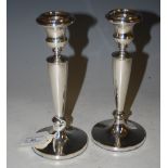 A PAIR OF BIRMINGHAM SILVER CANDLESTICKS, 19CM HIGH